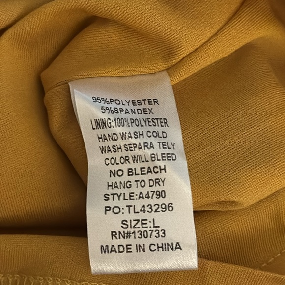 UMGEE Womens Drina‎ Romper Floral Yellow size Large L V Neck Beach Vacation Date - Picture 8 of 8